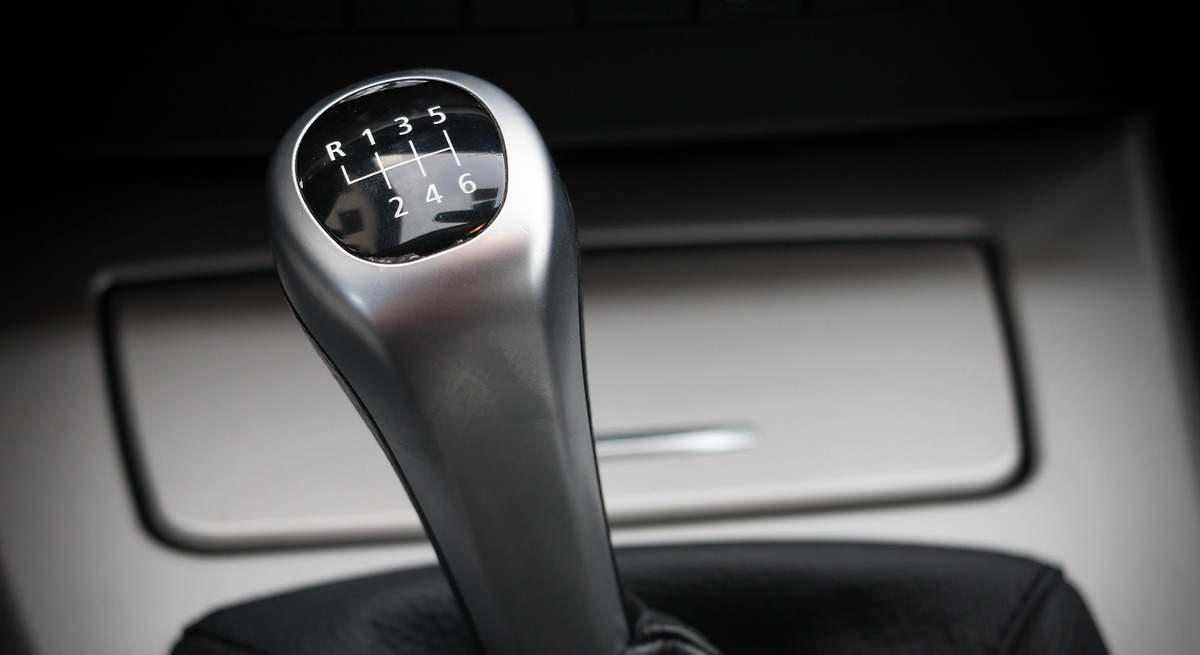 Por qué cuesta meter las marchas: claves para distinguir una caja de cambios rota de un embrague desgastado