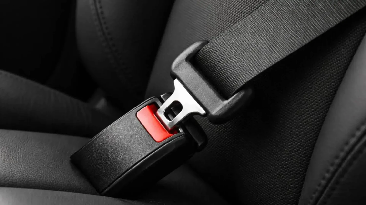 Por qué en un tren no tengo que llevar cinturón y en un coche o un avión sí