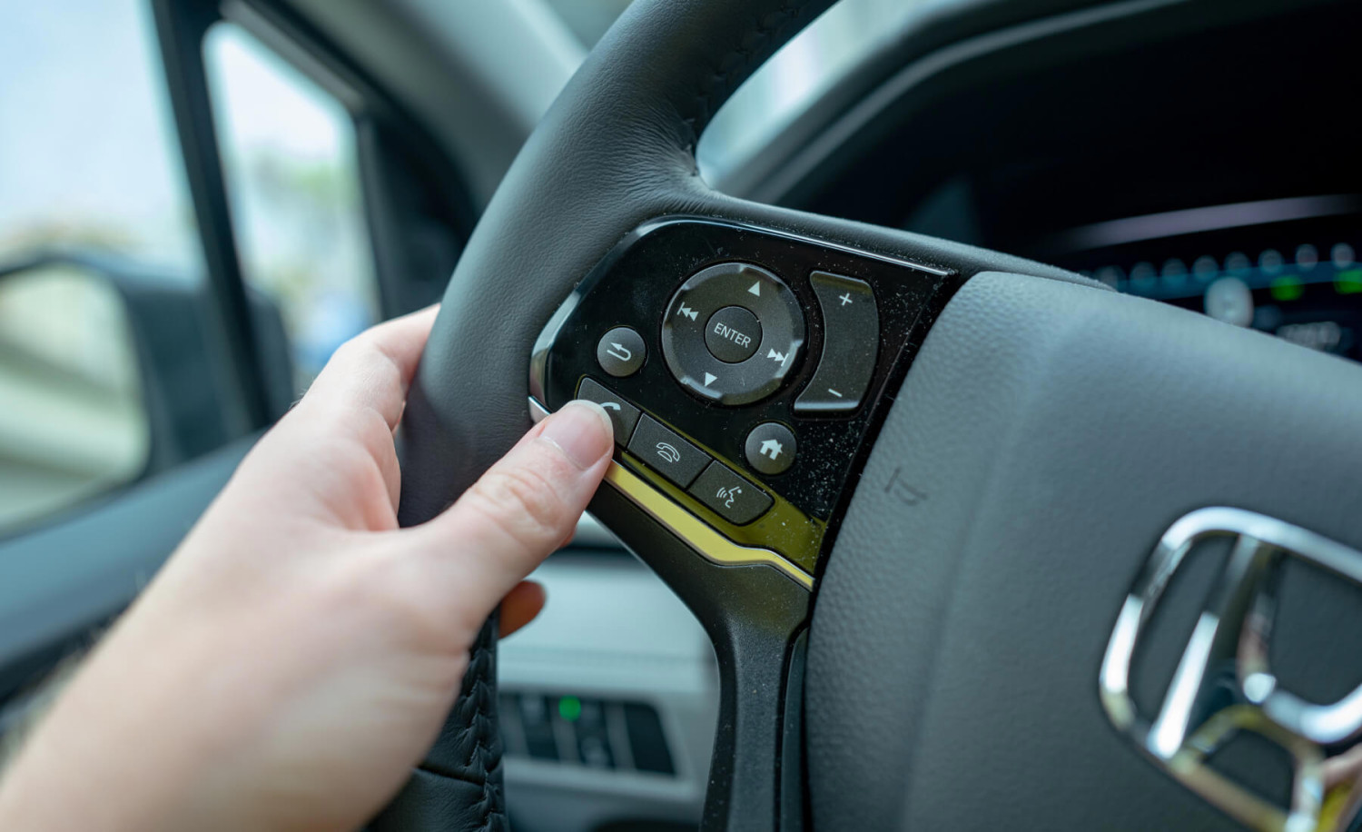La duda más repetida al volante: ¿puedes tocar el móvil en un semáforo si llevas manos libres?