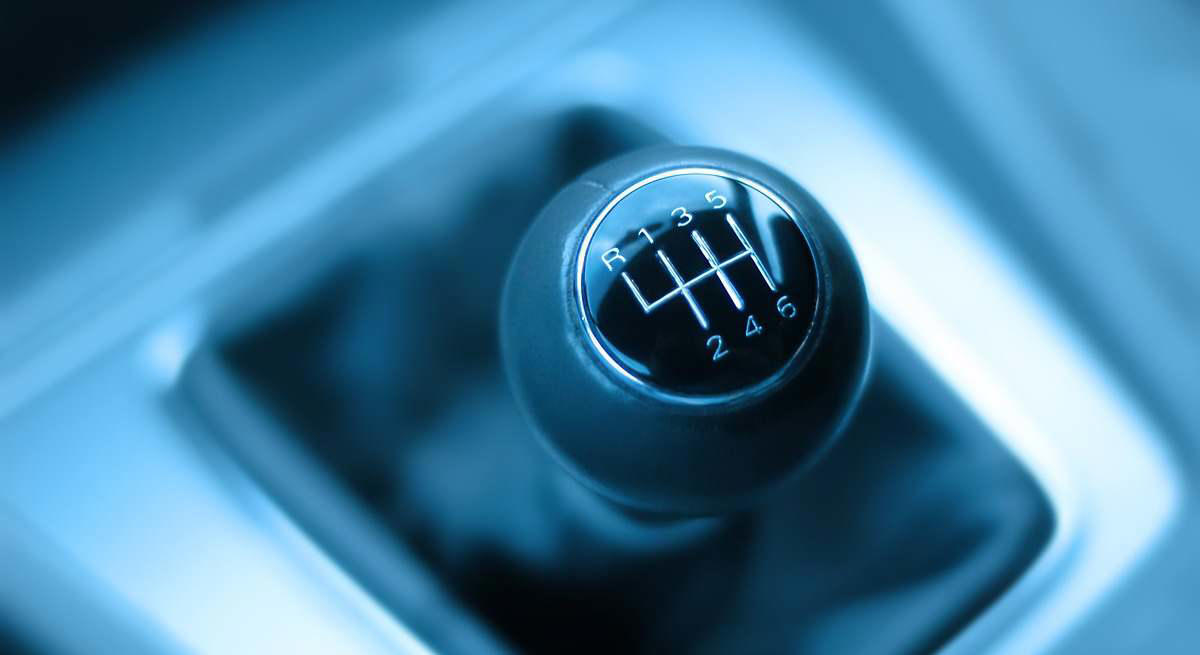 Por qué el coche hace ruido al meter marcha atrás: mecánico explica cómo evitar que la caja de cambios rasque