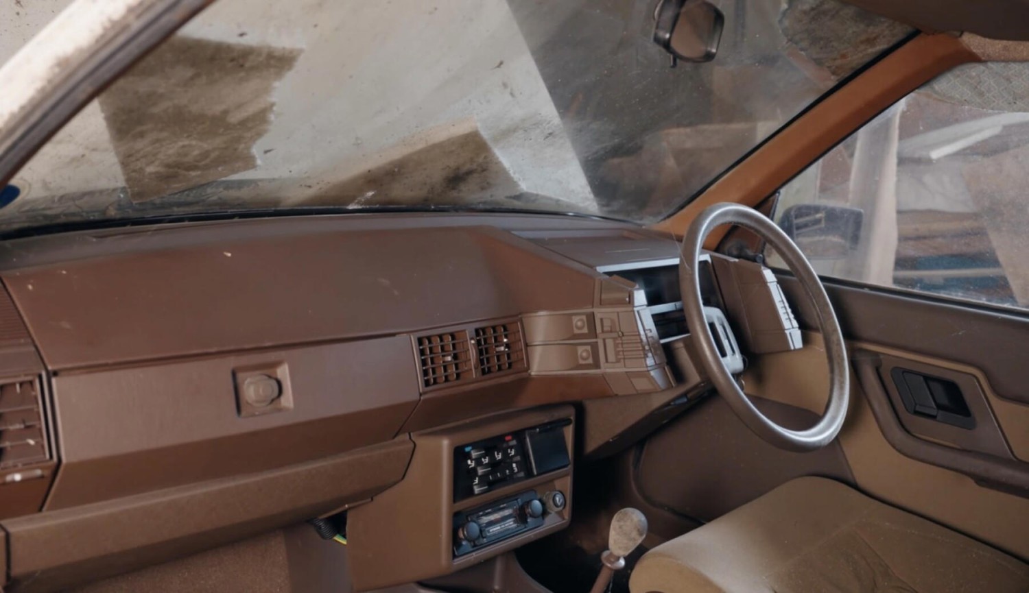 Un ingeniero aeronáutico compró un coche nuevo y lo dejó abandonado 38 años en un granero: no te vas a creer la razón