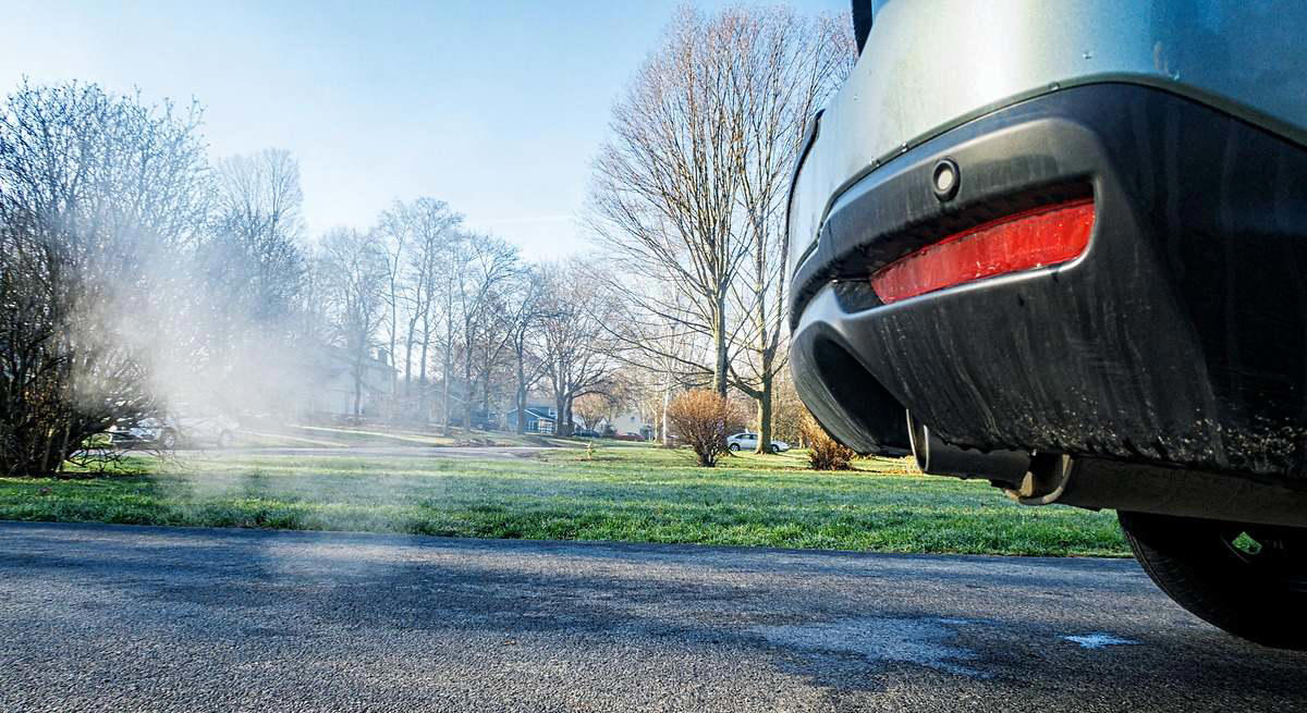 Qué pasa si sale agua por el tubo de escape del coche: en qué casos es normal y cuándo hay que ir al taller