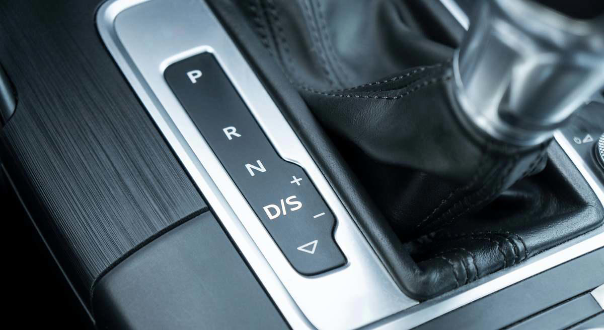 Cómo usar correctamente la posición 'P' en coches automáticos: errores que arruinan la caja de cambios y cómo evitarlos