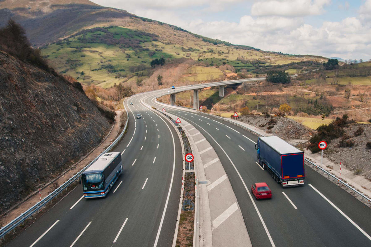 La DGT activa una campaña para verificar el estado de los camiones y autobuses y vigilar a los conductores profesionales