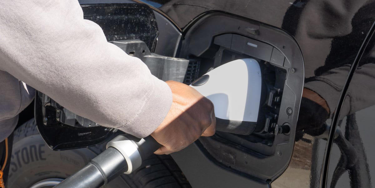 La OCU advierte sobre el Plan Auto+ de ayuda a la compra de coches eléctricos y propone seis medidas