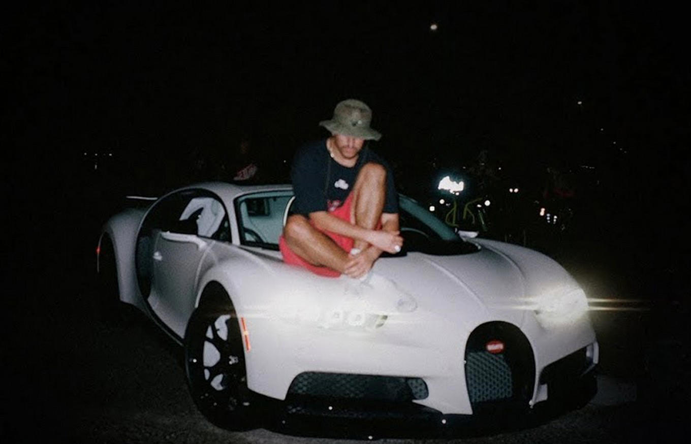 Bad Bunny rompe esquemas en la Super Bowl y también con su coche favorito: casi nadie acertará cuál es