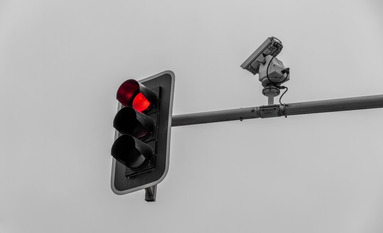 Cuando un semáforo en rojo no se apaga: la duda que deja paralizados a muchos conductores