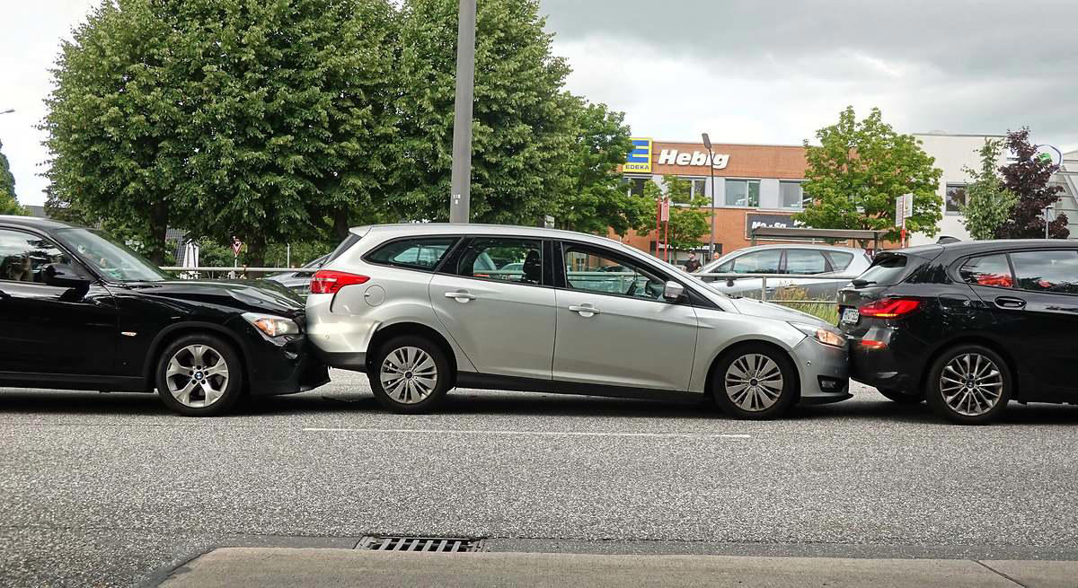 Cómo sacar el coche cuando te han aparcado pegado delante y detrás: la técnica de un experto en motor