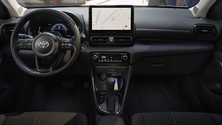 El Toyota Yaris fue el híbrido más comprado de 2025 y ahora en 2026 mejora lo que ya funcionaba