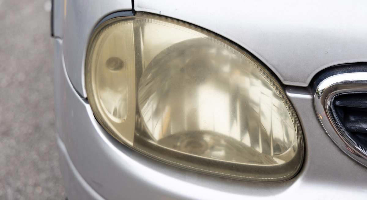 Por qué los faros del coche se ponen amarillos y cuál es el mejor truco para limpiarlos