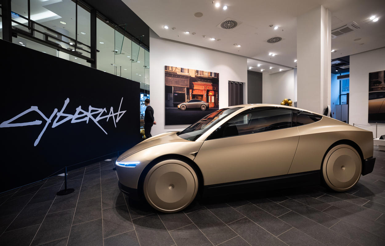 El GP de Fórmula 1 de Miami ha dejado imágenes como estas: el Tesla más polémico transporta el modelo más esperado de la marca