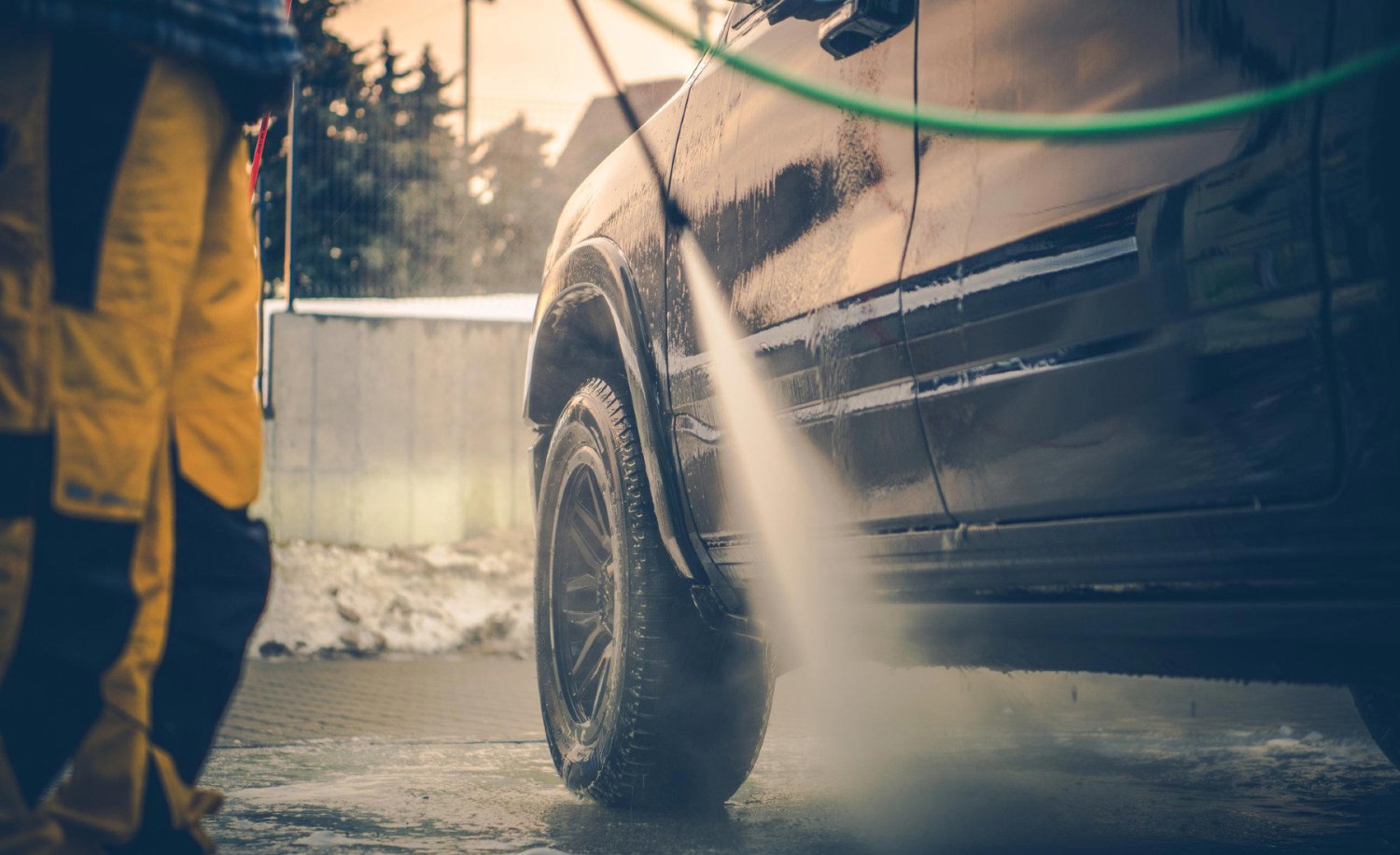 El error más repetido al lavar el coche después de viajar que puede arruinar la carrocería