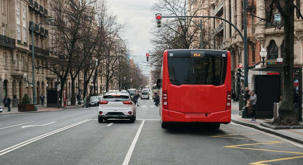 Qué pasa si un coche cruza una línea continua para adelantar a un autobús: lo que dice la ley en España