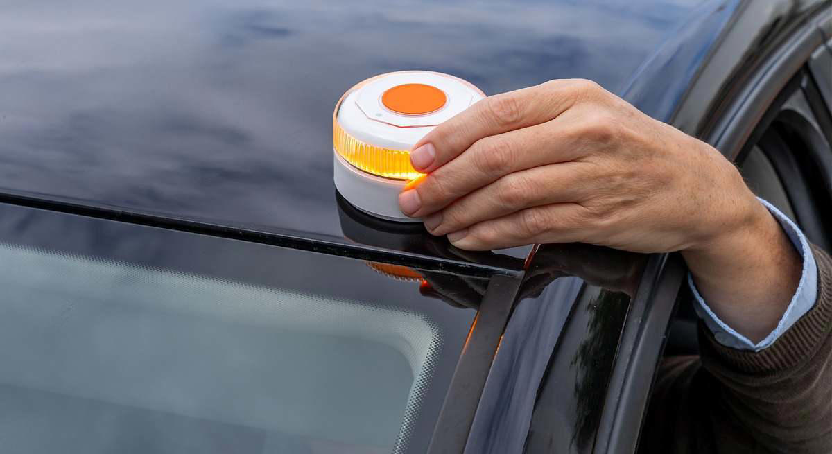 Multas por usar mal la V16 conectada: lo que todo conductor debe evitar