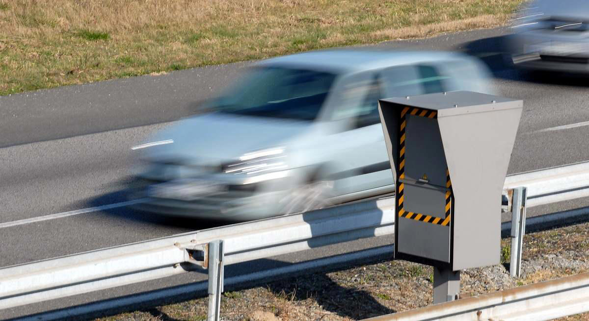 Un conductor comete un exceso de velocidad de 1 km/h y acaba pagando casi 3.000 euros