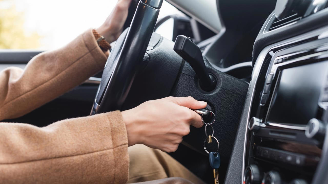 Arrancar y salir sin calentar el coche, ¿de verdad lo estás dañando o es un mito que se ha expandido con el tiempo?