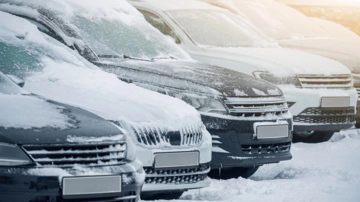 Arrancar y salir sin calentar el coche, ¿de verdad lo estás dañando o es un mito que se ha expandido con el tiempo?