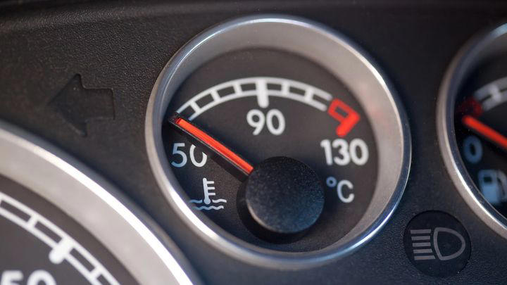 Arrancar y salir sin calentar el coche, ¿de verdad lo estás dañando o es un mito que se ha expandido con el tiempo?