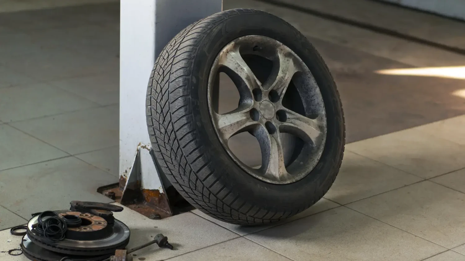 La Guardia Civil nos saca de dudas y explica qué significan los números que aparecen en los neumáticos de tu coche