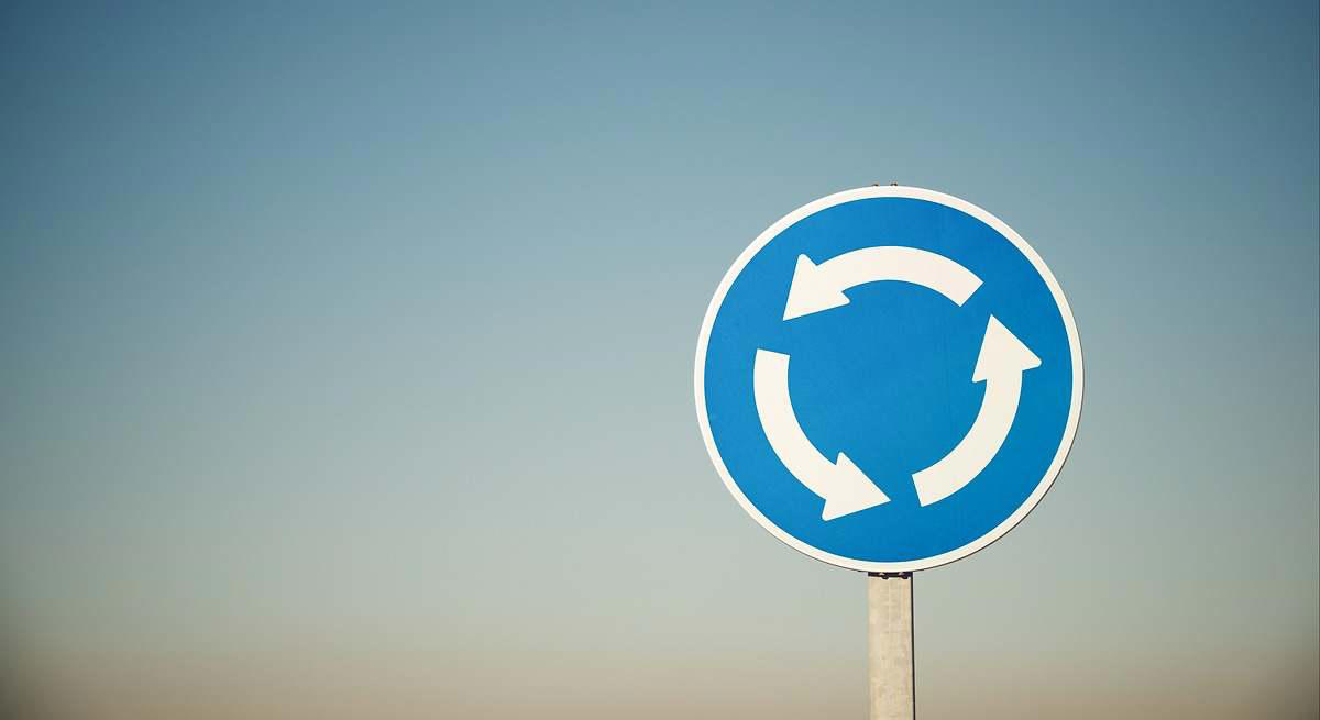 ¿Está permitido dar toda la vuelta a una rotonda por el carril derecho? Lo que dice el Reglamento General de Circulación