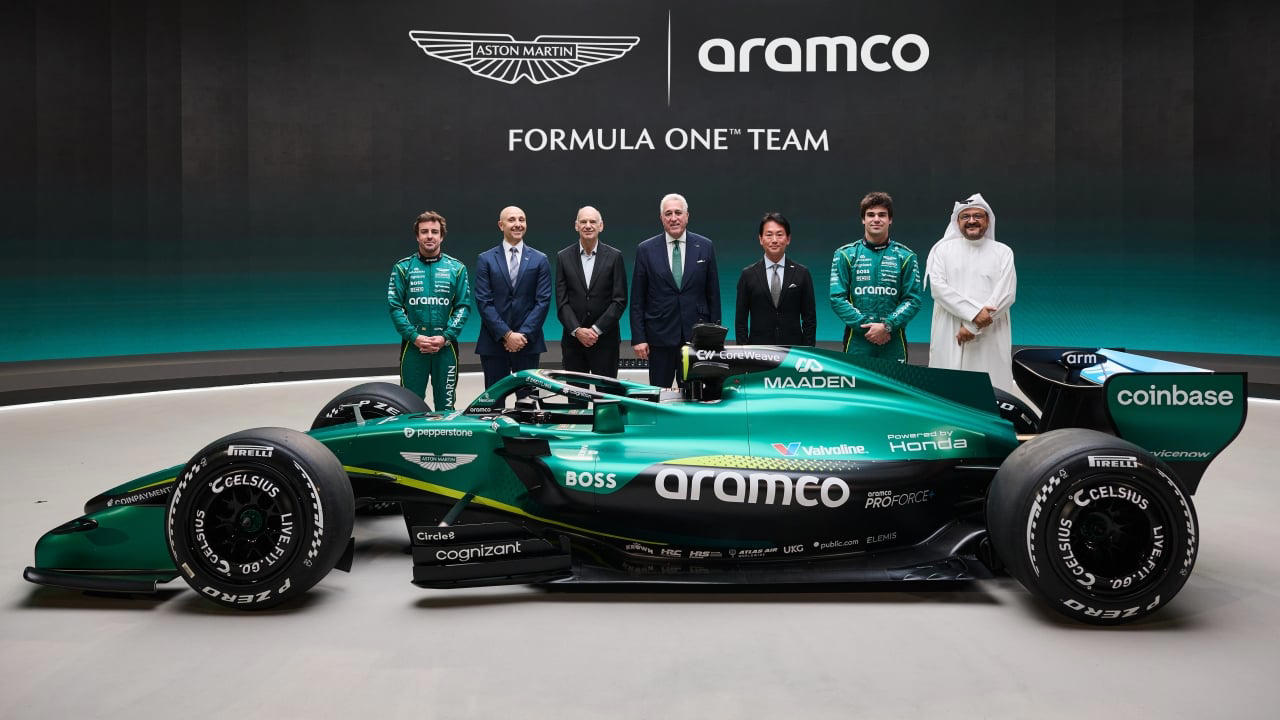 Lo habíamos visto desnudo, pero aquí está el Aston Martin AMR26 de Alonso y Stroll en sus primeras fotos oficiales