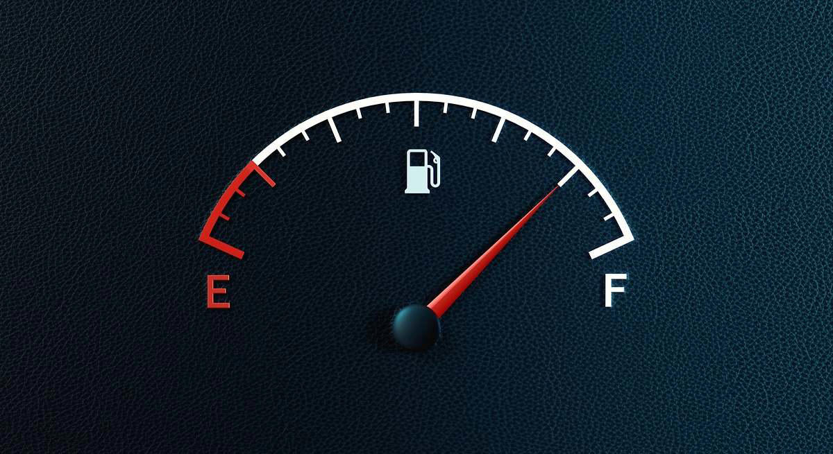 Ni en reserva ni siempre lleno: el nivel ideal de combustible según la Asociación Americana del Automóvil