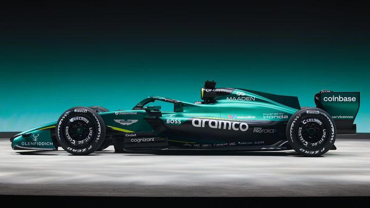 Lo habíamos visto desnudo, pero aquí está el Aston Martin AMR26 de Alonso y Stroll en sus primeras fotos oficiales