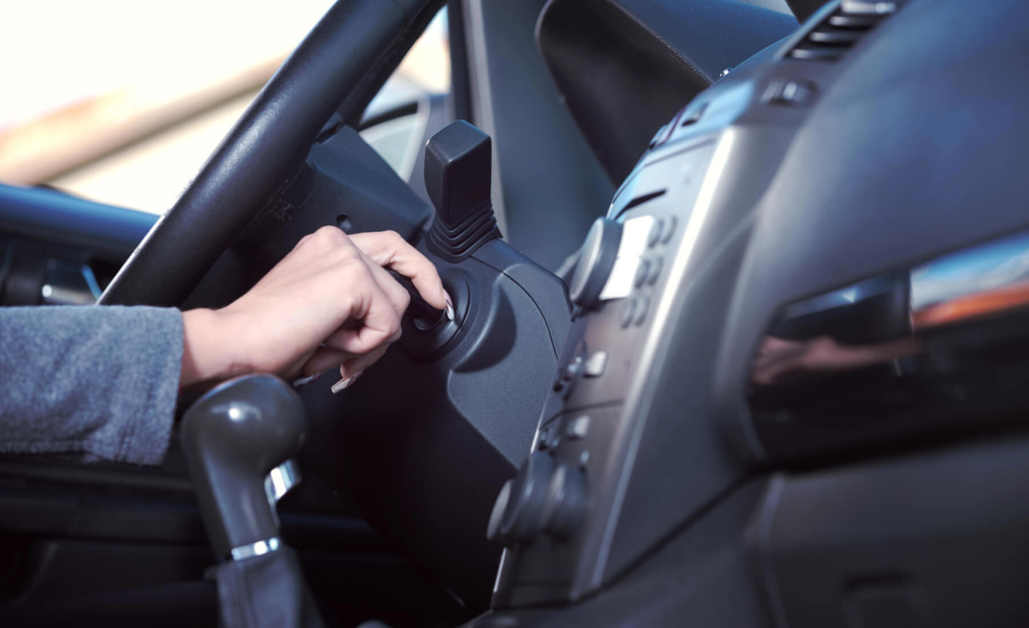 El error que (casi) todos cometemos cuando subimos al coche por la mañana y que está matando a tu motor