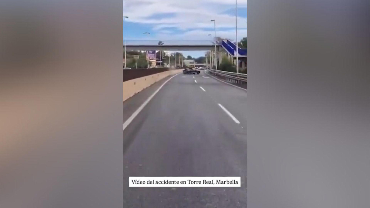 Un conductor circula haciendo eses en plena A-7, en Marbella, y acaba perdiendo por completo el control de su coche