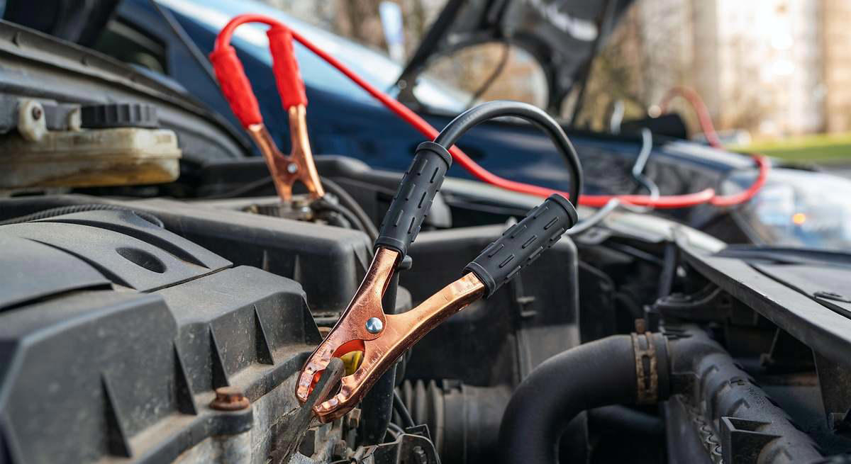 Arrancar el coche con pinzas ya no es como antes: lo que debes comprobar en los modelos modernos