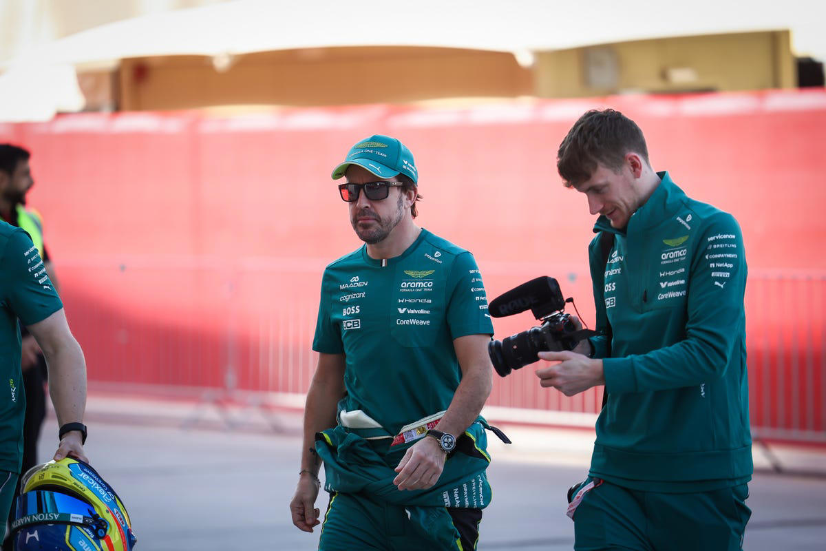 Los miembros de Aston Martin, Adrian Newey y Fernando Alonso, son parciales sobre el motor Mercedes