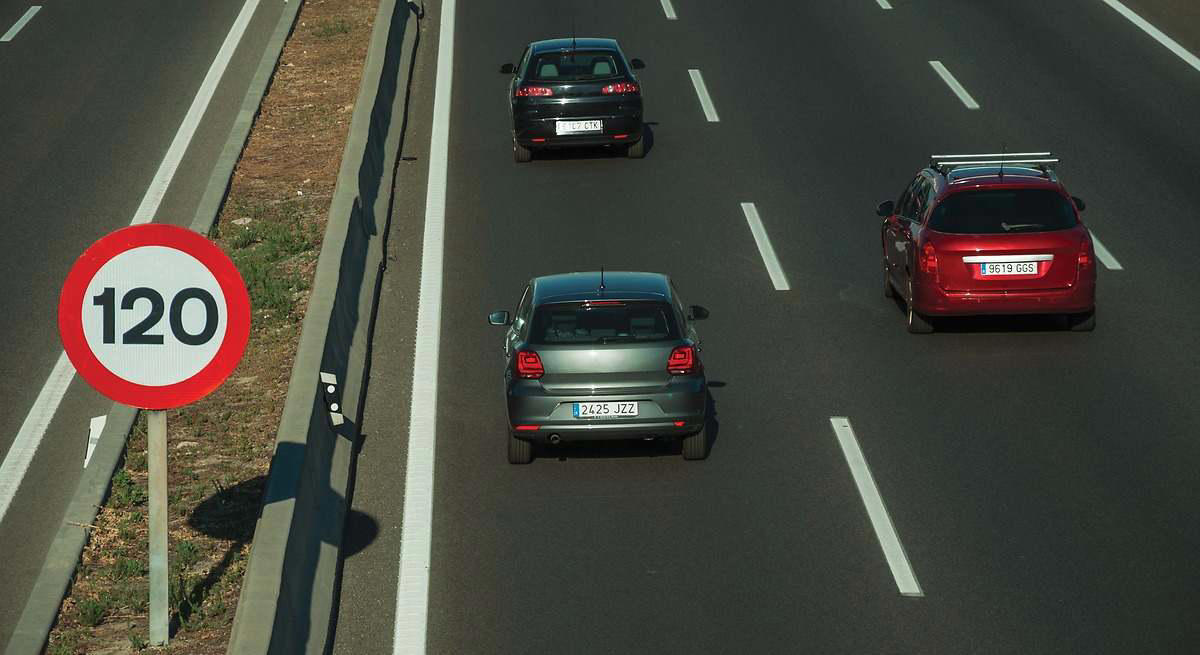 ¿Se puede superar el límite de velocidad ligeramente para adelantar? Lo que dice el Reglamento General de Circulación