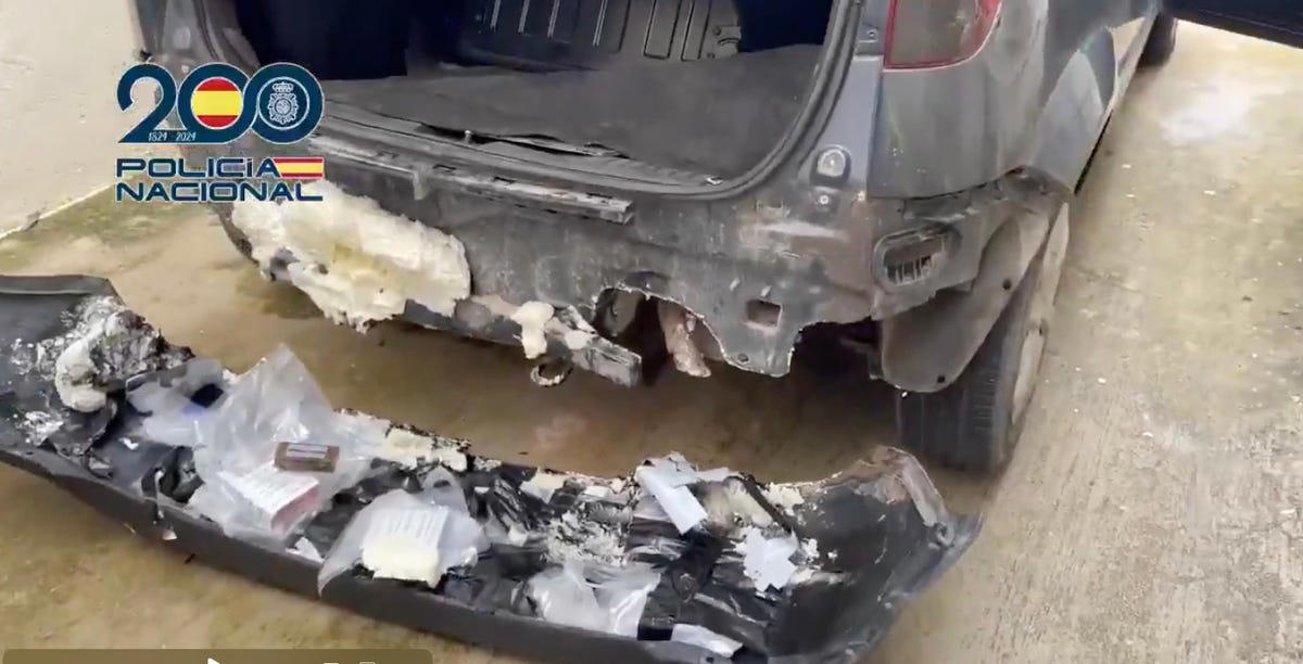 La policía desmonta parte de su coche tras interceptarlo en un control nada más llegar a Menorca