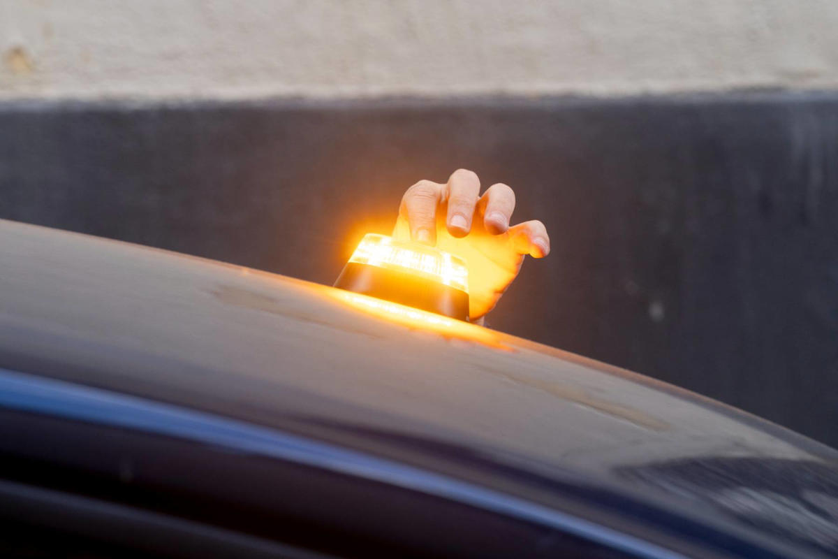 Cuidado: puedes usar la baliza V‑16 correctamente y aun así pagar una multa de 200 euros por este detalle