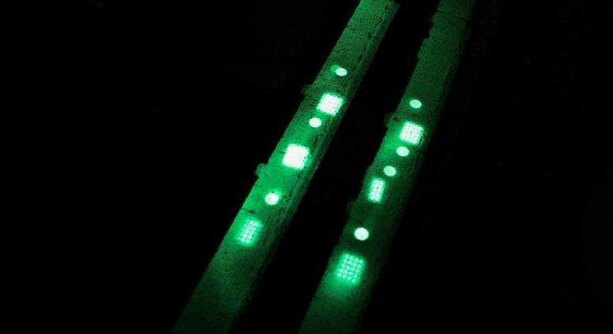 Este país pintó las líneas de la carretera de color fluorescente que brillan en la oscuridad, pero no tuvo en cuenta este problema