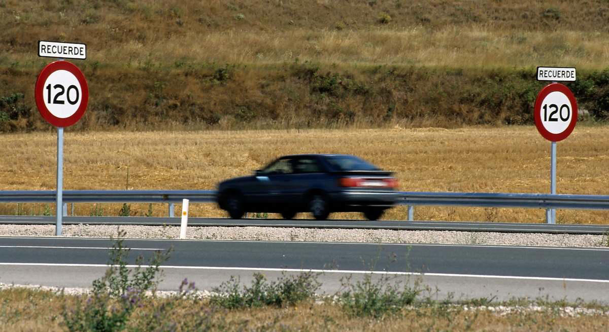 No es lo que indica el cuadro: este es el verdadero límite de velocidad que puede alcanzar tu coche