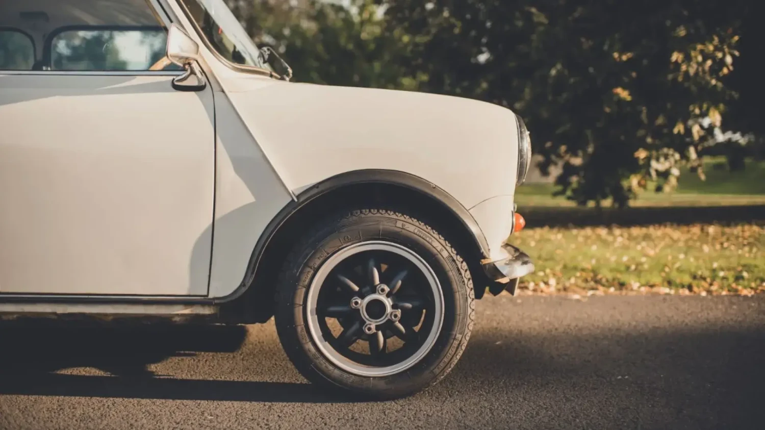 La increíble historia del Mini, el coche que nació para combatir la crisis de combustible y hoy es un modelo exclusivo como pocos