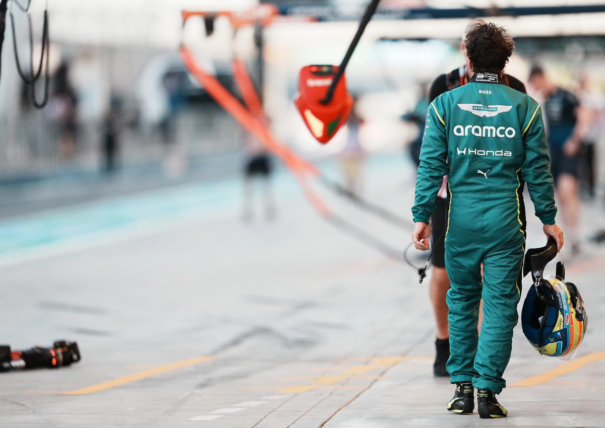 A Aston Martin se le hace de noche: Fernando Alonso se despide de los test de Bahréin