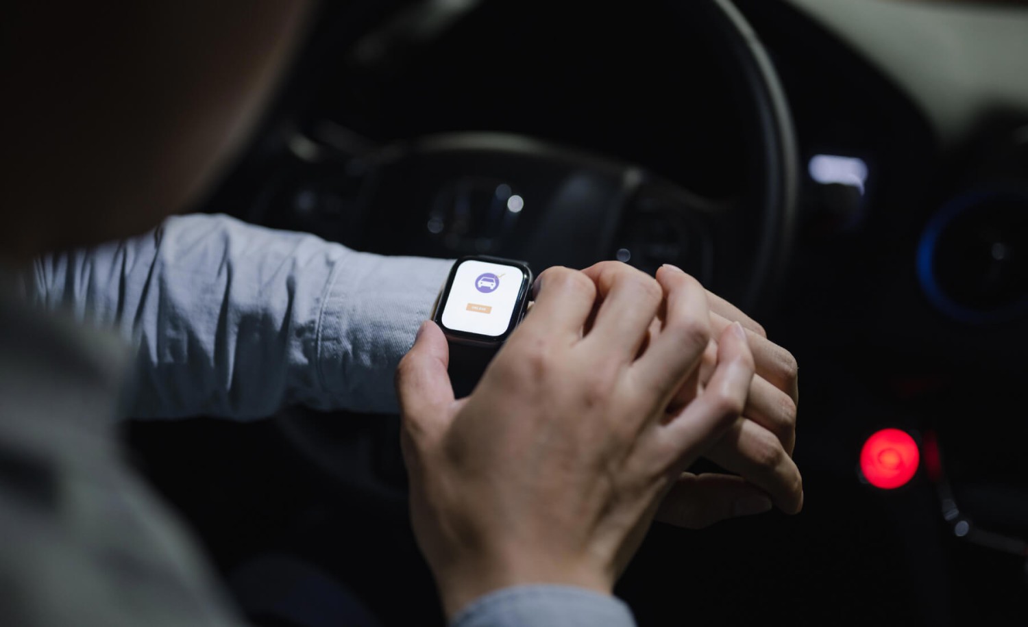 Si miro la hora en un reloj inteligente mientras conduzco, ¿pueden multarme?