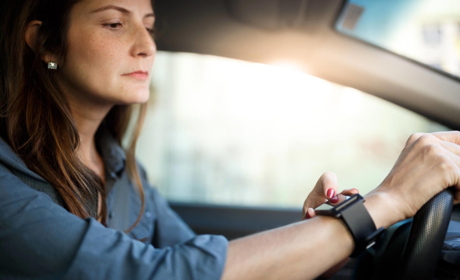 Si miro la hora en un reloj inteligente mientras conduzco, ¿pueden multarme?