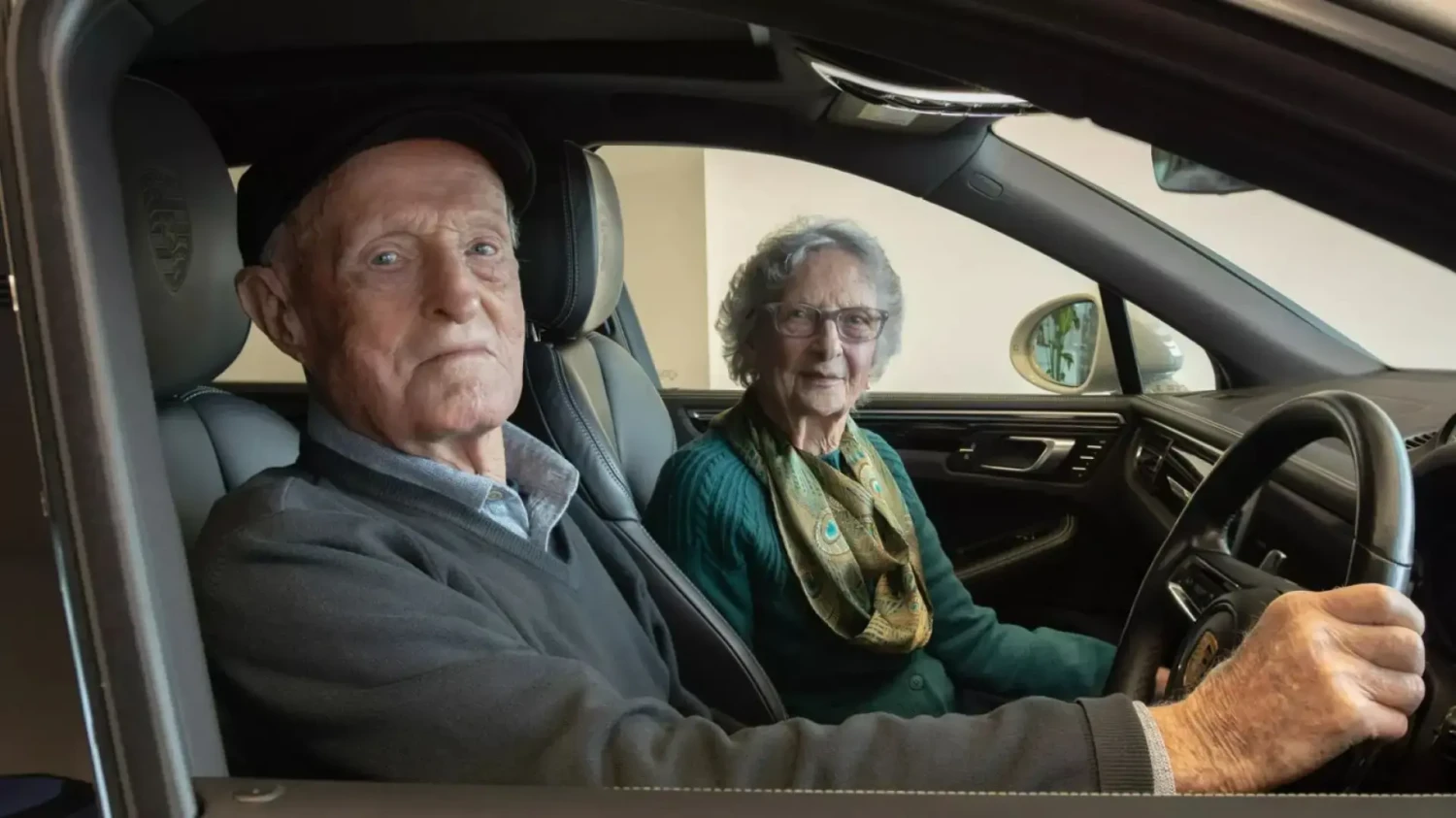 Porsche, Porsche Macan, Estos abuelos nonagenarios se han dado un capricho por su 70 aniversario de boda: un Porsche Macan de gasolina