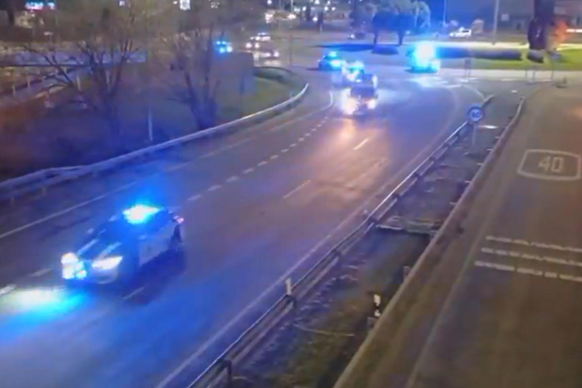 La Guardia Civil escolta el corazón de un bebé de dos meses: ¿cómo debe reaccionar un conductor ante un convoy como este?
