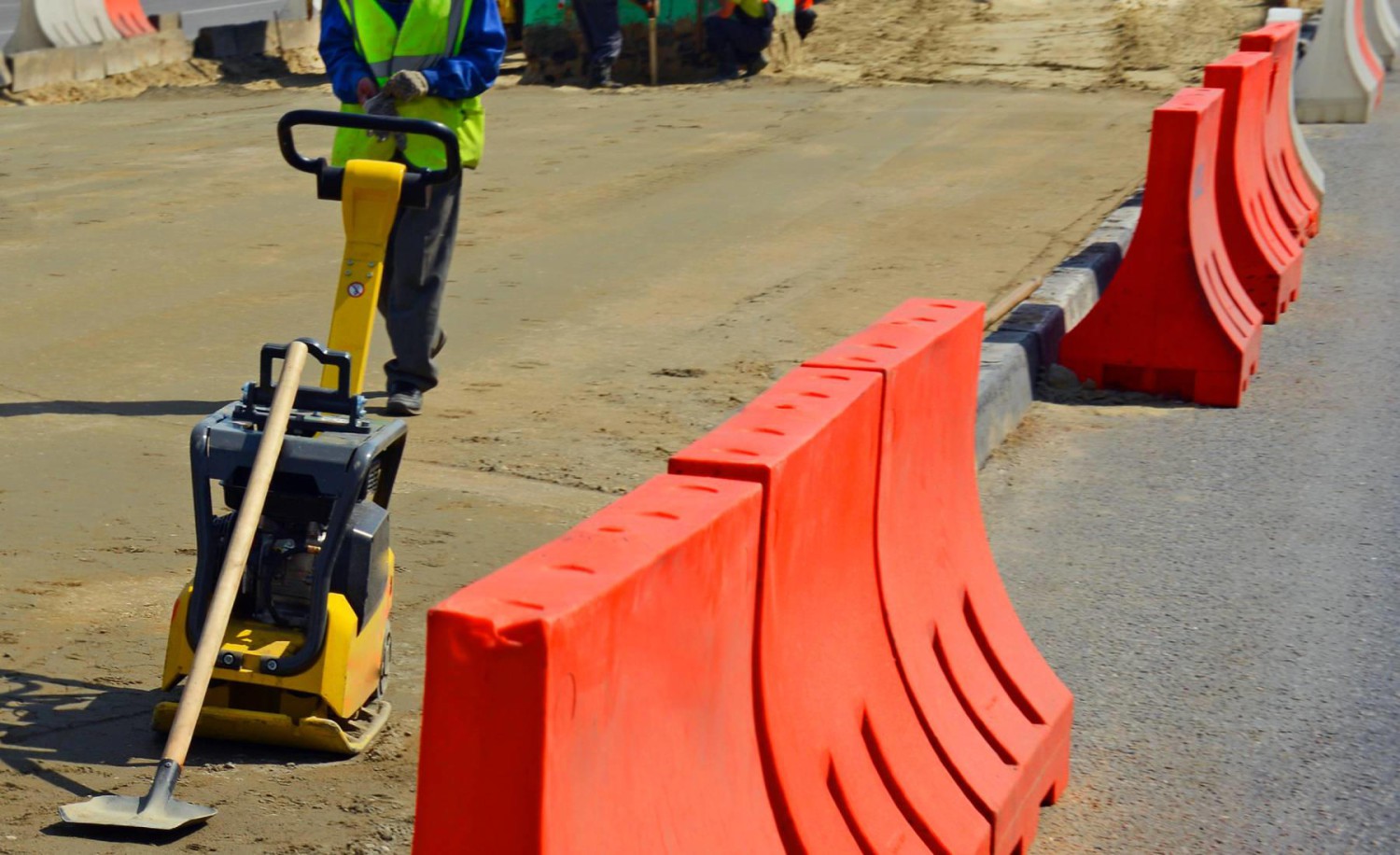 ¿Qué significan estas líneas de color naranja pintadas en el asfalto? Su significado debe ponerte alerta