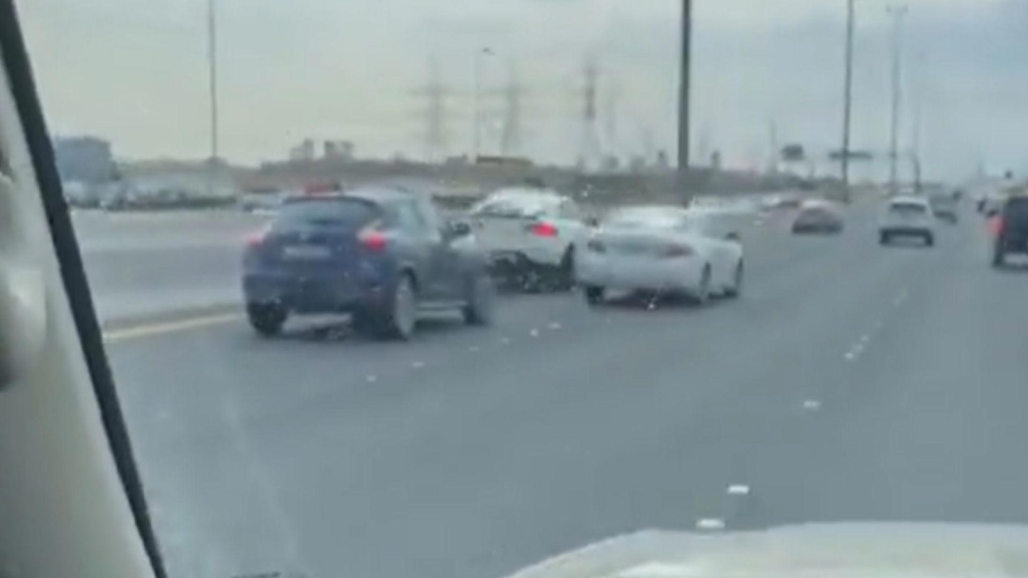 Iba conduciendo muy pegado al coche que tenía delante y esto es lo que le acabó pasando: el viral del momento