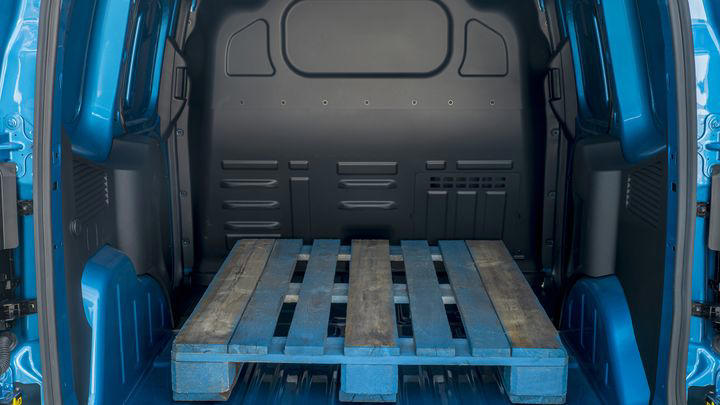 Ford amplía su ventaja en la venta de furgonetas en Europa con una E-Transit Courier más capaz y conectada