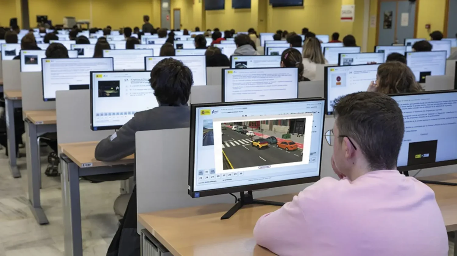 Confirmado por la DGT. Vídeos en sus exámenes teóricos del carné de conducir para evitar que tires de memoria