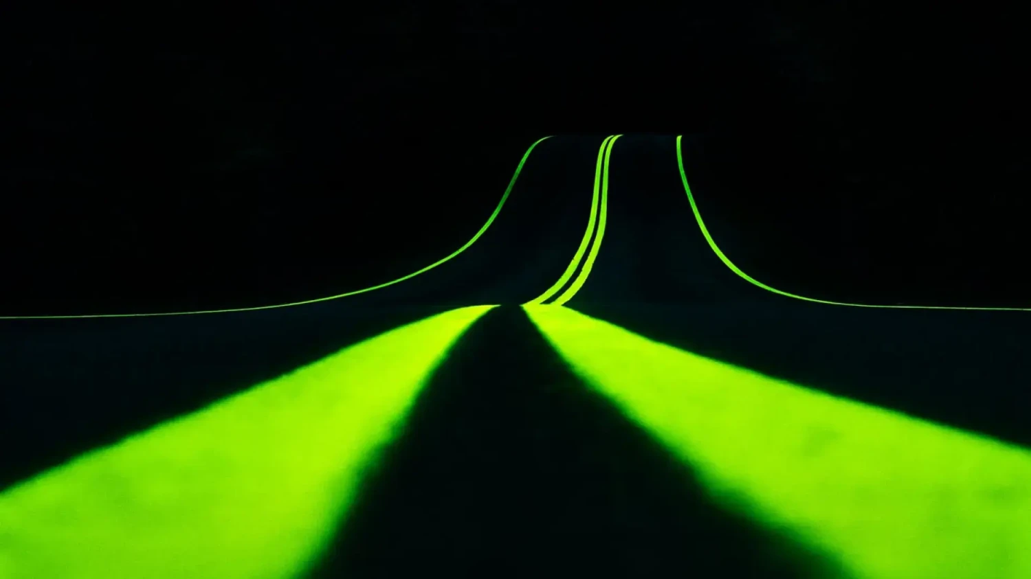 Líneas fluorescentes en la carretera, la última solución para evitar accidentes
