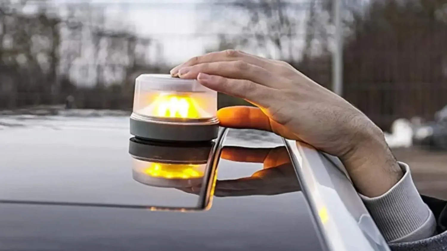 En España nos obsesionamos con la baliza V-16. Ahora llega Europa y podría tumbarla: "No han sido notificados con arreglo al procedimiento"