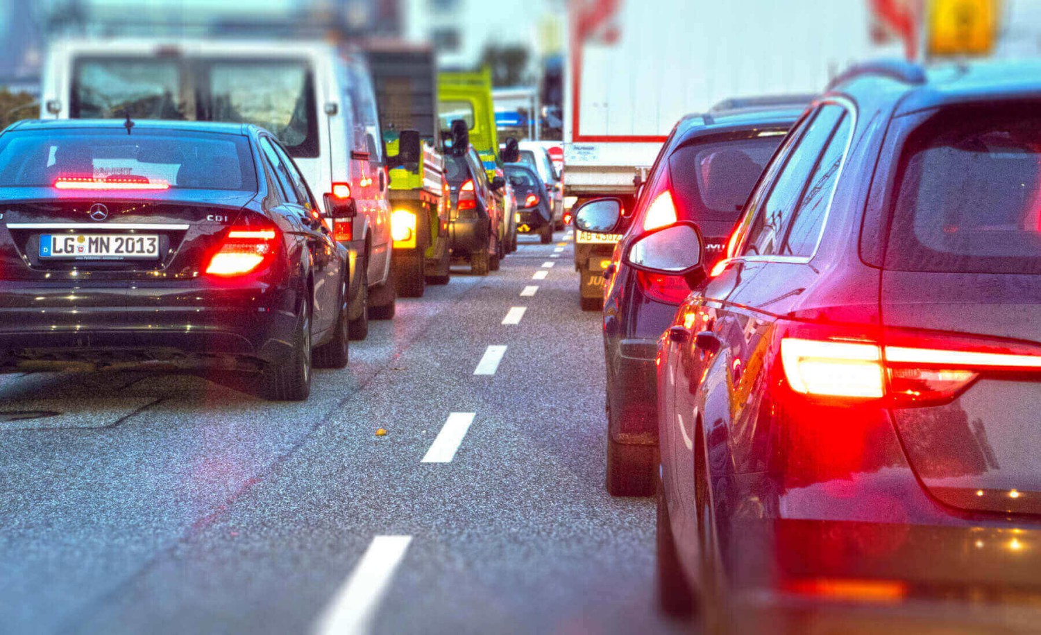 La Guardia Civil me paró por llevar una sola luz de la matrícula fundida: ¿de cuánto fue la multa?