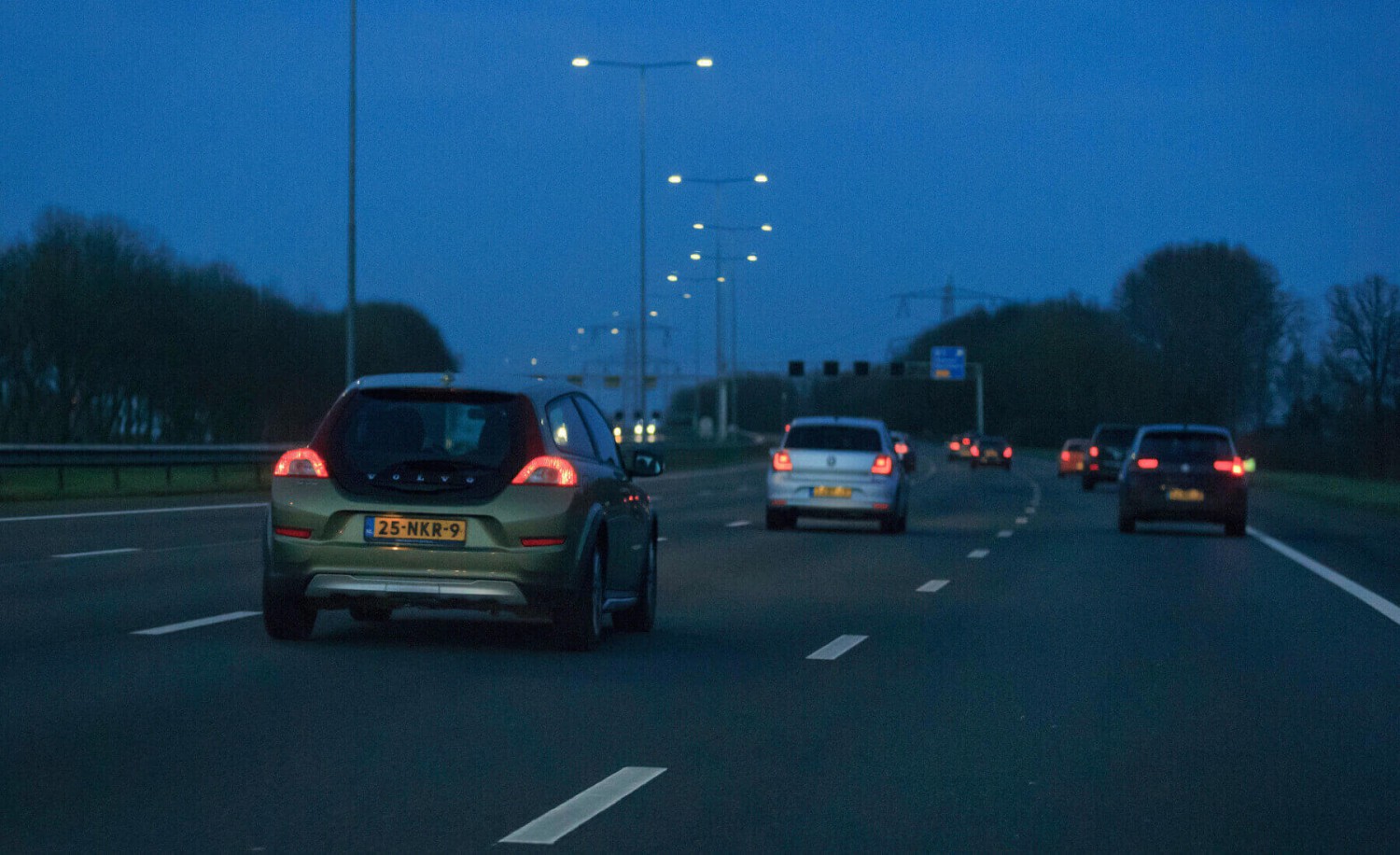 La Guardia Civil me paró por llevar una sola luz de la matrícula fundida: ¿de cuánto fue la multa?
